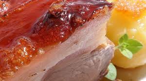 Schuhbecks Meine Neubayerische Kuche Schweinsbratengipfel Frankisches Schaufele Br De Schaufele Schaufele Rezept Lebensmittel Essen