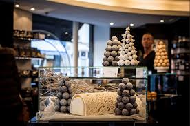 More Seasonal Chocolate Displays At Hugo Victor The Paris Chocolatier On The Boulevard Raspail Cre Christmas Pastries Christmas Chocolate Chocolate Design