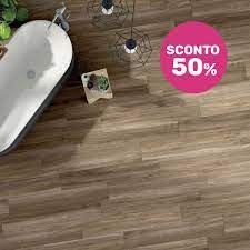 Il gres effetto legno si combina bene anche con rivestimenti in marmo bianco con l'accortezza, per non rischiare di avere un bagno freddo o noioso, di inserire un accento di colore o un elemento di spicco. Gres Porcellanato Effetto Legno Teak 20 X 120 Bagni E Pavimenti