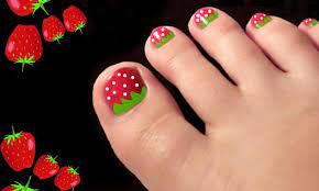 Los mejores diseños de uñas para los pies que puedes ver en fotos para sacar nuevas ideas y ser brillos o sino figuras auto adhesivas de flores, corazones, dibujos animados y varios motivos mas encontramos el clásico diseño de uñas pintadas con esmalte rojo de fondo en donde toda mujer. Pedicura De Fresa Hogarmania Disenos De Unas Con Puntos Unas Pies Disenos De Unas De Sandia