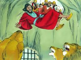 Daniël in de leeuwenkuil, 14 Bijbelplaten voor het digibord, kleuteridee.nl  , Bijbelles voor kleuter… | Daniel and the lions, Free bible images, Bible  illustrations