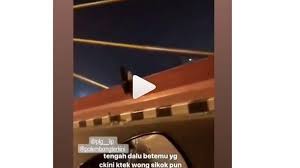 Check spelling or type a new query. Video Penampakan Viral Di Medsos Sosok Hitam Duduk Di Pinggir Jembatan Pengendara Astaghfirulloh Warta Kota