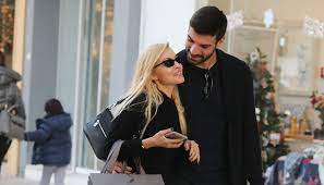 Η βίκυ κάβουρα, η οποία είναι αρκετά ενεργή στα social media πριν από λίγες ώρες έκανε ένα q and a στο instagram και ενημέρωσε τους followers της, πως τις τελευταίες ημέρες ξεκουράζεται αφού. Biky Kaboyra Giwrgos Biggos Titloi Teloys Sth Sxesh Toys Znews