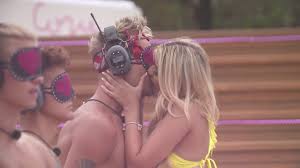Tv4 play has a rating of 2.4 on the play store, with 20602 votes. Kysskalas I Love Island Sverige Se Den Blota Tavlingen Tv4 Play Youtube