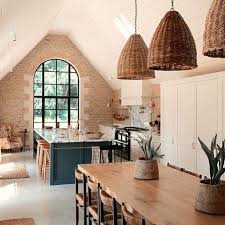 For Me Lab On Instagram Une Jolie Cuisine Rustique Chic Dans Une Grange Renovee C Est Incroyable Le Devol Kitchens Kitchen Lighting Design Kitchen Design
