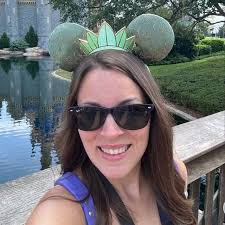 Leanna Greer's Instagram, Twitter & Facebook