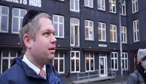 Danmark) أو رسمياً مملكة الدانمارك (بالدنماركية: Ø­Ø±Ù‚ Ù†Ø³Ø® Ù…Ù† Ø§Ù„Ù‚Ø±Ø¢Ù† Ø§Ù„ÙƒØ±ÙŠÙ… Ø£Ù…Ø§Ù… Ù…ØµÙ„ÙŠÙ† ÙÙŠ Ø§Ù„Ø¯Ù†Ù…Ø§Ø±Ùƒ Ù‚Ù†Ø§Ø© Ø§Ù„Ø¹Ø§Ù„Ù… Ø§Ù„Ø§Ø®Ø¨Ø§Ø±ÙŠØ©