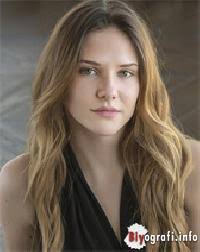 Tur rehberliği yapan bulgaristan göçmeni türk bir baba ile ekonomist rus bir annenin (olga boz) kızı olan alina 7 yaşına kadar rusya'da yaşadı. Alina Boz Biyografi Info