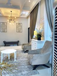 Dengan kawasan ruang tamu yang dihias sepenuhnya, pereka dalaman rumah ini menggunakan warna putih untuk ruang makan lalu menjadikannya kelihatan sepadan dengan ruang ini. Dekorasi Rumah Banglo Setingkat Cadar Bestseller Facebook