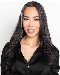 Shaunna Thompson's Instagram, Twitter & Facebook