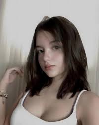 Ich mag hässlich sein, aber: -Ich benutze alle 4 USB-Anschlüsse 🔌 -Ich  schreibe in 3 Sekunden zurück -Ich schreibe süße Notizen zu deinen  Mittagessen ✏️