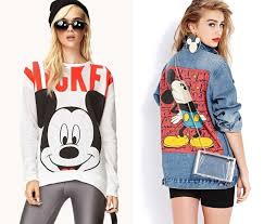 80er Jahre Mode Zeichentrickfiguren Mickey Mouse Street Style 80er Jahre Mode 80er Jahre Outfit Mode Heute