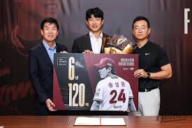 Heroes sign captain Song Sung-mun to 6-year extension - The Korea Times