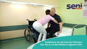 Die zimmer sind so eng, dass wir nicht von beiden seiten ans bett gehen können, das bett steht mit einer seite an der wand. De 03 Seni Patiententransfer Vom Rollstuhl Ins Bett Mit Kniestabilisierung Youtube