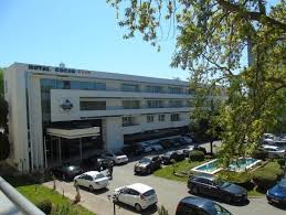 Structura de cazare toate camerele duble si sunt dotate cu tv cablu, minibar, aer conditionat (cu localizata in fostul sat de vacanta zodiac aproape de camping zodiac neptun, la o distanta de 200. Hotel Cocor Spa Neptun Olimp