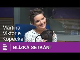 Martina viktorie kopecká působí jako zjevení. Martina Viktorie Kopecka Zastavme Se A Uzijme Si To Ze Jsme Na Svete Youtube