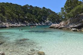 Calas De Cassis Puerto Miou Y Port Pin Esta Muy Cerca De Cassis Y Es Una De Las Que Parecen Una Autentica Pisc Costa Azul Francia Costa Azul Playa Escondida