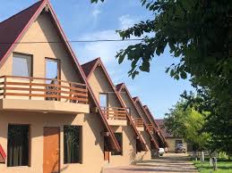 Este de remarcat atat autenticitatea cat si diversitatea architectonica, avand un peisaj unic, complezul fiind delimitata de marea neagra(plaja in partea din fata) si un iaz natural cu stuf. Complex Turistic Equinox Club Corbu Contact Direct