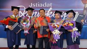 Kak aisyah nak tanya, apa beza diploma perakaunan dan diploma sistem maklumat perakaunan di uitm. Empat Beradik Lain Lain Ibu Kongsi Pentas