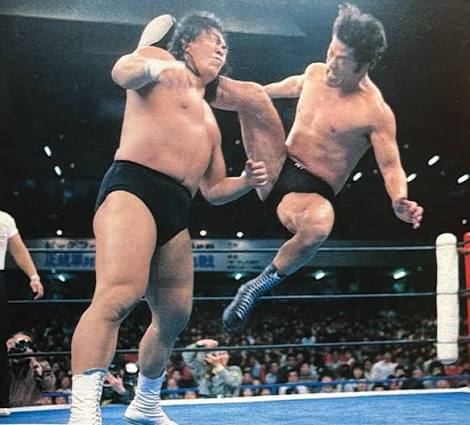 1984年4月19日新日本プロレス「ビックファイトシリーズ」蔵前 新日正規軍vs維新軍５vs５勝ち抜き戦 最後は大将同士の猪木vs長州  一進一退の攻防のなか 延髄斬りからドロップキックさらにニードロップ 長州が立ち上がるのを待って猪木卍固め 崩れるも再び延髄斬りから卍 ...