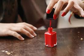 La prestation consiste à combler avec du gel, la repousse de l'ongle, suivi de la pose d'un vernis classique de votre choix. Les Etapes A Suivre Pour Appliquer Du Vernis Gel Uv Sur Ses Ongles