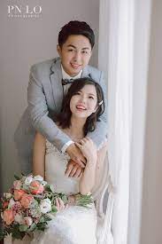 女生在前 手拿捧花 男生手勾住她 wedding photoshoot photoshoot wedding