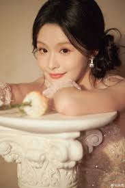 BIODATA YU YIN (余茵) Nama Panggung: Yu Yin (余茵) Nama Lahir: Yu Yin (余茵) TTL:  Zhejiang, China 16 Agustus 1998 Zodiak: Leo Tinggi: 162 cm (5′3″) Profesi:  Aktris Weibo: 余茵 Douyin: 余茵