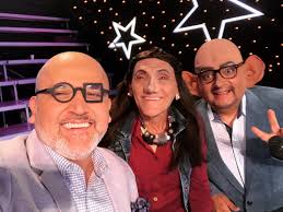 Acá con Ricardo Bolán y FlaKatia Palma a punto de grabar un nuevo programa  de YO SÍ SOY. Me interesan sus opiniones sobre mis nuevos anteojos 🤓