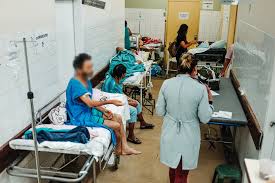 Superlota&ccedil;&atilde;o: imagens mostram pacientes em corredores de hospital p&uacute;blico  do DF | Distrito Federal | G1