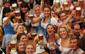 Das oktoberfest beginnt traditionell am zweitletzten samstag um 12 uhr mittags, wenn der regierende bürgermeister münchens das erste fass ansticht und der masse verkündet: Oktoberfest 2015 Festicket