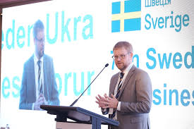 Ukraine skrabede blot tre point sammen i gruppe c, men det var alligevel nok til videre avancement som den sidste af de bedste treere. Swedish Ambassador Assesses His 3 Year Tour Of Duty In Ukraine Kyivpost Ukraine S Global Voice