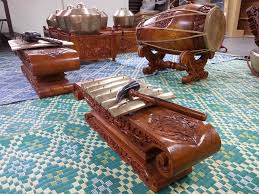 Gong ialah alat muzik yang digunakan dalam muzik tradisional melayu. Alat Muzik Gamelan Music Specialist