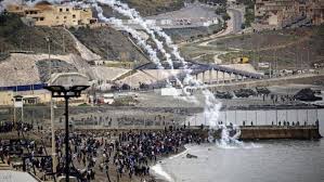 سلطات إسبانيا اتهمت المغرب بالابتزاز واستغلال الأطفال بسبب الهجرة غير الشرعية. ØªØ¯ÙÙ‚ Ø¢Ù„Ø§Ù Ø§Ù„Ù…Ù‡Ø§Ø¬Ø±ÙŠÙ† ØºÙŠØ± Ø§Ù„Ù‚Ø§Ù†ÙˆÙ†ÙŠÙŠÙ† Ù…Ù† Ø§Ù„Ù…ØºØ±Ø¨ Ø§Ù„Ù‰ Ø¥Ø³Ø¨Ø§Ù†ÙŠØ§ Ù…Ø¬Ù„Ø© Ø§Ù„Ù…Ø¬Ù„Ø©