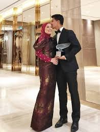 Fadza anuar atau nama lengkapnya fadzarudin shah anuar merupakan suami kepada pengasas fashionvaley.com iaitu vivy yusof. Biodata Usahawan Vivy Yusof Isteri Fadza Anuar Iluminasi