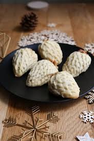 Biscuits En Forme De Pommes De Pin Recipe Food Biscuits Cookies