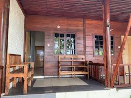 Memang rare tidur dalam chalet atas pokok tepi pantai pekan, pahang ni. Chalet Kayu Ala Kampung Depan Pantai Cherating Untuk Percutian Tenang Bersama Keluarga Port Cuti