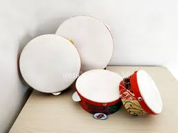 Alat musik rebana dimainkan dengan cara dipukul menggunakan tangan, biasanya orang mengambil sikap duduk atau berdiri saat memainkan instrumen ini, kemudian memegangnya dengan menggunakan tangan kiri, kemudian memukulnya menggunakan tangan kanan. Distributor Alat Musik Tradisional Rebana Jawa Barat Madaniah