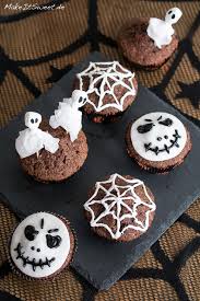 Um alles unter einem hut zu bringen, backen sie eine torte, die genau so wie ein cupcake aussieht. Einfach Halloween Muffins Dekorieren Makeitsweet De