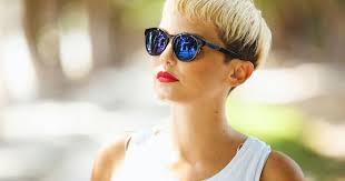 Ainsi, on évite le les cheveux lisses avec une frange. Nos Idees De Coiffure Pour Visage Fin Beaute Fr