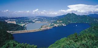 萬宜水庫東壩（east dam of high island reservoir）位於西貢區西貢糧船灣西貢東郊野公園西貢萬宜路西貢東郊野公園萬宜水庫東壩萬宜水庫紀念碑對面，是一個專綫小巴總站。 çŸ³é–€æ°´åº«ä¸»é¡Œç¶²