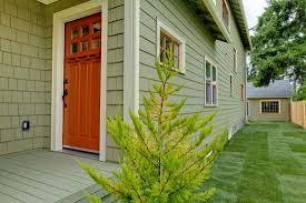 Jul 10, 2020 · when choosing house colors, sometimes the complementing colors are from the house next door—at times on purpose and every so often by a happy coincidence. Best Front Door Color For A Green House Color Combos In Pictures Home Decor Bliss