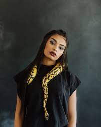Modeling With Snakes Studio Shoot Indoor Lighting Shooting With Fog Www Bycocophoto Com By Coco Snake Girl Person Photography Photoshoot Concept