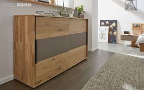 Interliving Schlafzimmer Serie Kommode Sienafarbenes Mattglas Wildeiche Zwei Schiebeturen Haushaltswaren Kommode Eiche Massiv Online Mobel