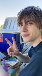 Spencer Willis's Instagram, Twitter & Facebook