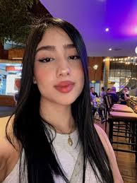 Ella no sale, ella deslumbra. 🩶✨