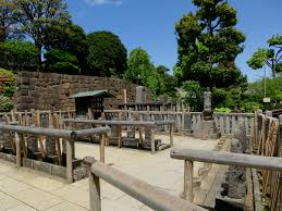 The graves at the temple have been visited by a great many people throughout the years since the below are the names of the 47 rōnin in the following form: Sengaku Ji Temple Tokyo Beyond The Guidebooks