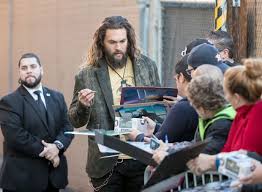 Picture of game of thrones actor jason momoa and his bodyguards has sent twitter nuts. Pics Jason Momoa Looks Like A Giant Next To His Bodyguards Channel