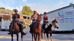 Les cavaliers des Terres d'Opale relient Desvres à Rue à cheval