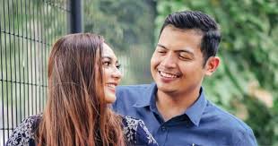 Before downloading you can preview any song by mouse over the play button and click play or click to download button to. Majlis Kahwin Ippo Hafiz Ada Kejutan Hot Fm