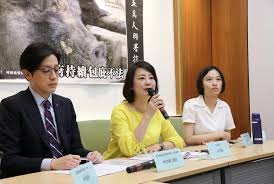 Jun 06, 2021 · 匯流新聞網記者邱璽臣／台北報導 民進黨立委吳思瑤昨日在臉書曬冰箱冷藏庫裡面玲琅滿目的日本酒，稱為日台友好乾杯，還表示冰箱飲品一半是made in japan，生活在天母就像小日本。網友發現發文時間跟疫情指揮中心記者會時間一樣，質問：「今日死亡數破新高，妳這樣乾杯好嗎？」今（6）日則有. å³æ™‚çŸ­è©• è«‹å•ç‚ºç¥žè±¬è½æ·šçš„å³æ€ç'¤ç¾Žåœ‹è±¬ä¸æ˜¯è±¬ é‡ç£…å¿«è©• è©•è«– è¯åˆæ–°èžç¶²